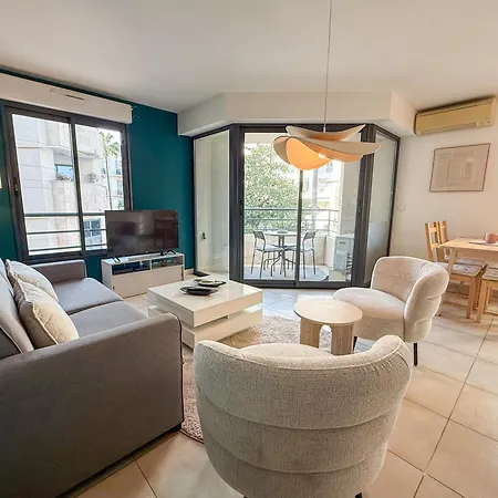 Apartment In With Terrace - Id102